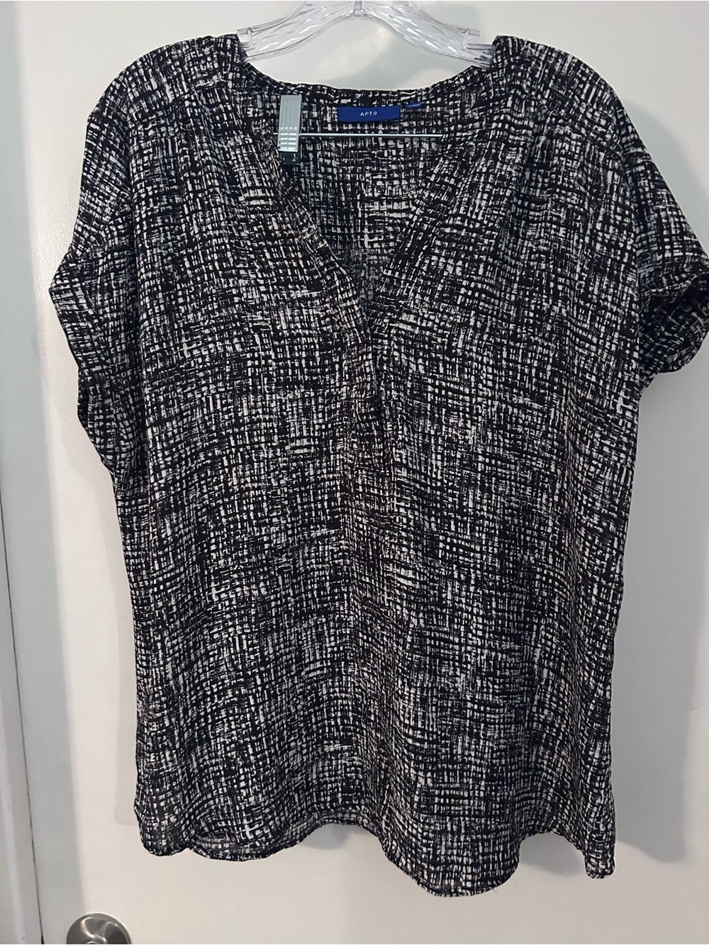 Apt. 9 Black and White V-Neck Patterned Tunic Top